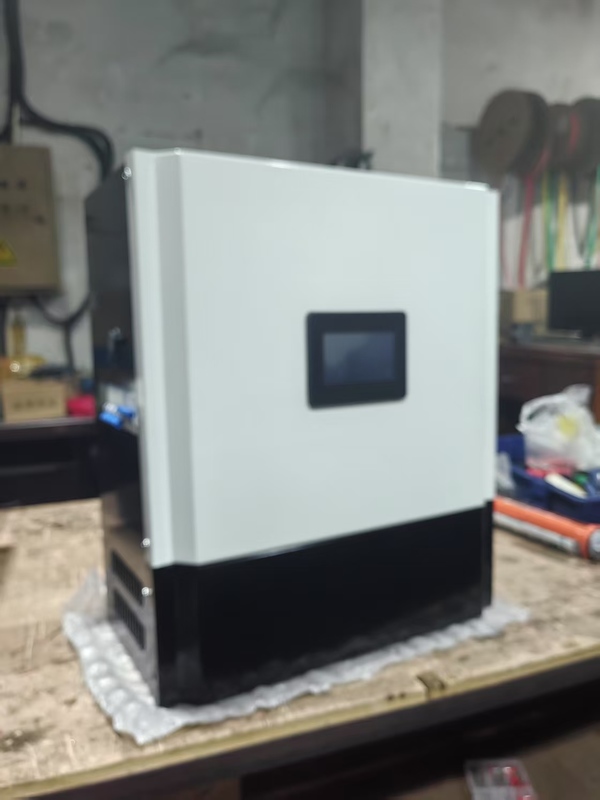 Contrôleur hors réseau 48V/240V Voltage d'entrée maximal 600V Mppt Plage de tension 90-530V Personnalisé pour les systèmes d'énergie renouvelable