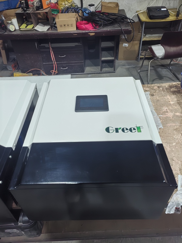 Contrôleur hors réseau 48V/240V Voltage d'entrée maximal 600V Mppt Plage de tension 90-530V Personnalisé pour les systèmes d'énergie renouvelable