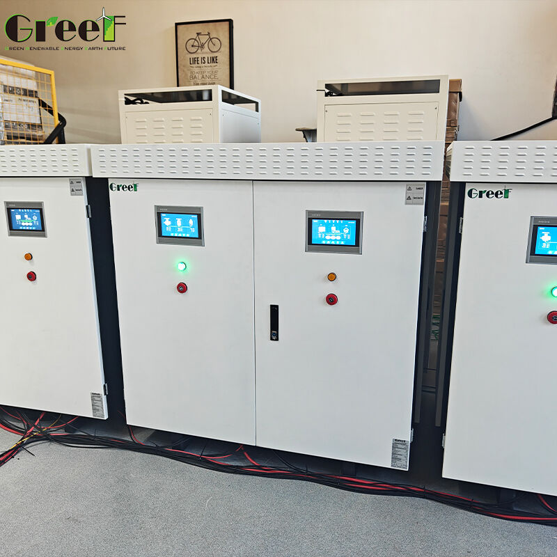 Batterie au lithium-ion sur régulateur de réseau avec écran tactile LCD et 95% d'efficacité maximale pour les systèmes solaires et éoliens