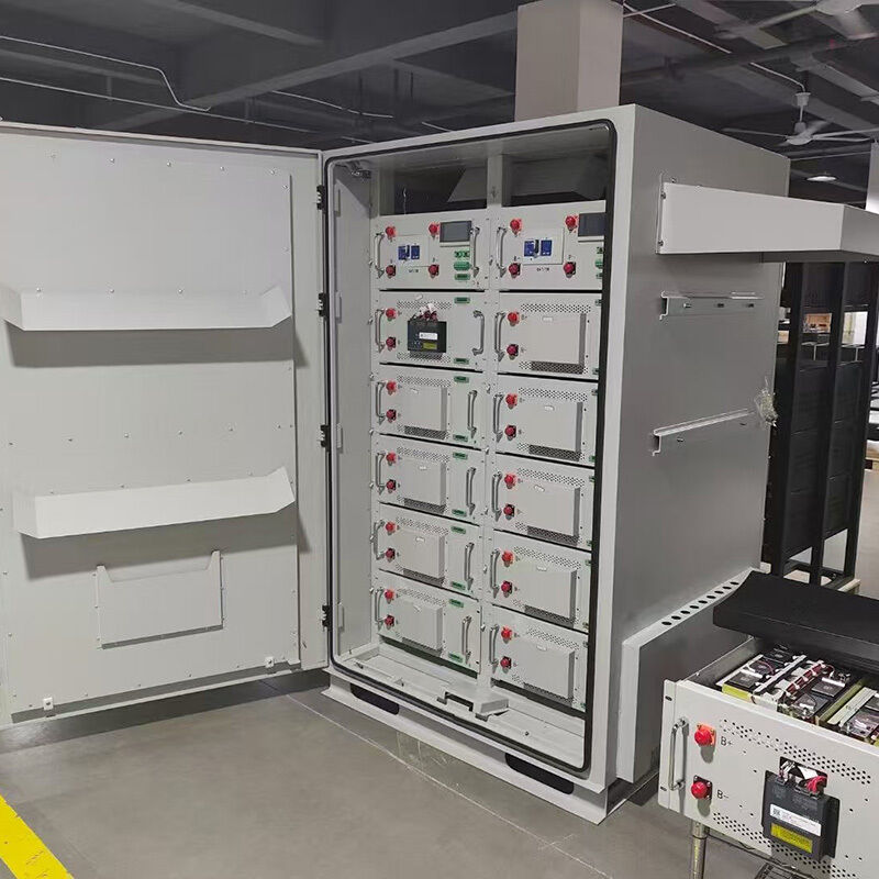 Armoire de batterie extérieure, énergie électrique nominale de 16 kWh avec protection IP54 et évolutivité modulaire pour le stockage d'énergie