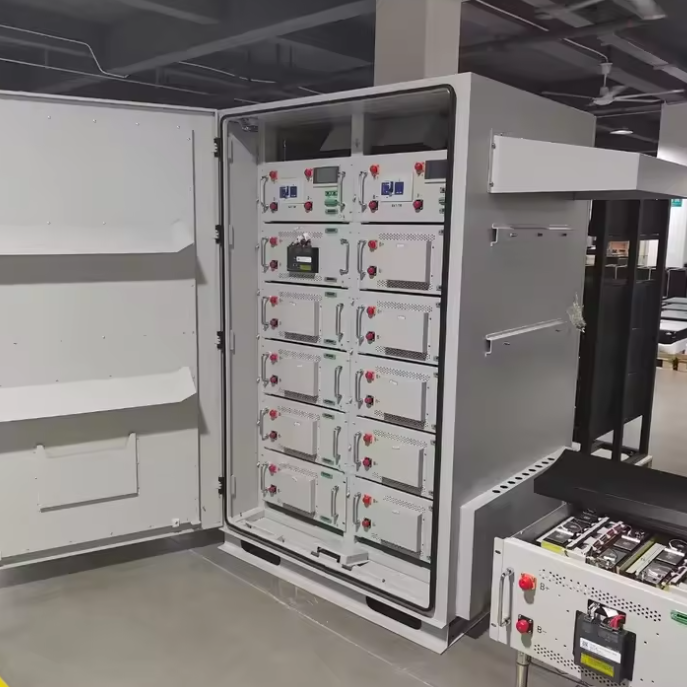 Armoire à batterie extérieure avec batterie au lithium de stockage d'énergie de 204 à 768 volts dotée d'une combinaison 16S1P et de refroidissement par air industriel