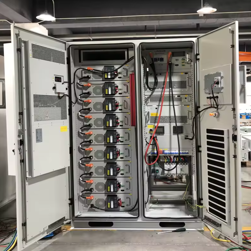 Armoire extérieure à batterie avec tension nominale du système de 204 à 768 volts et énergie électrique de 64 à 241 kilowattheures avec niveau de protection IP54